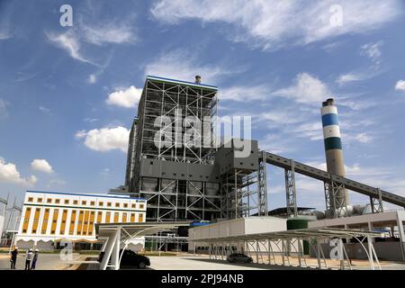 (230401) -- THARPARKAR, 1. April 2023 (Xinhua) -- Dieses Foto wurde am 21. März 2023 aufgenommen und zeigt die Sicht auf eine Kesselanlage beim Projekt zur Integration der Kohlekraftwerke Thar Coal Block I in der Provinz Sindh, Pakistan. Das Projekt zur Integration der Kohleelektrizitätskomponente Thar Coal Block I, ein Kooperationsprojekt im Energiebereich im Rahmen des Wirtschaftskorridors China-Pakistan (CPEC), wurde vor kurzem vom pakistanischen Premierminister Shahbaz Sharif offiziell eröffnet, nachdem es Anfang Februar offiziell in Betrieb genommen wurde. Sie hat die Kapazität, den Strombedarf von 4 Millionen Haushalten in P zu decken Stockfoto