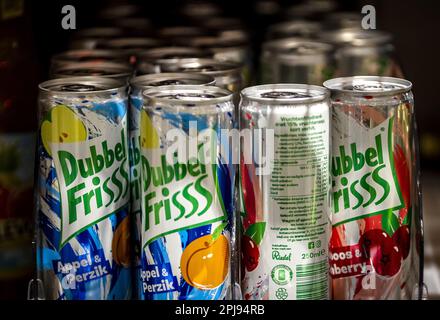 HAARLEM - eine Dose mit einer Kaution in einem Supermarkt. Zusätzlich zu kleinen Plastikflaschen wird eine Kaution in Höhe von 0,15 € für Getränkedosen wie Erfrischungsgetränke, Bier und Energy Drinks erhoben. Dosen mit Kaution werden bald am Logo der Deponierung zu erkennen sein und können an mehr als 27.000 Sammelstellen abgegeben werden, z. B. Supermärkten, Tankstellen entlang der Autobahn und Sportclubs. ANP REMKO DE WAAL netherlands Out - belgien Out Credit: ANP/Alamy Live News Stockfoto