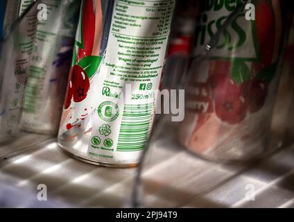 HAARLEM - eine Dose mit einer Kaution in einem Supermarkt. Zusätzlich zu kleinen Plastikflaschen wird eine Kaution in Höhe von 0,15 € für Getränkedosen wie Erfrischungsgetränke, Bier und Energy Drinks erhoben. Dosen mit Kaution werden bald am Logo der Deponierung zu erkennen sein und können an mehr als 27.000 Sammelstellen abgegeben werden, z. B. Supermärkten, Tankstellen entlang der Autobahn und Sportclubs. ANP REMKO DE WAAL netherlands Out - belgien Out Credit: ANP/Alamy Live News Stockfoto