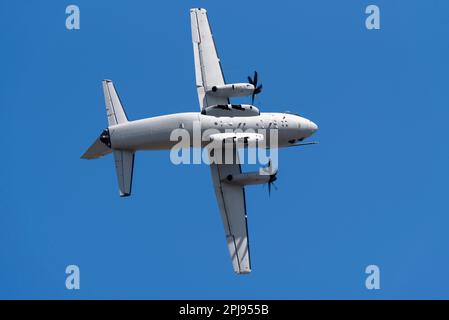 Alenia C-27J Spartan Transportflugzeug RS-50 der italienischen Luftwaffe, Aeronautica Militare fliegt auf der Royal International Air Tattoo Airshow. Agile Show Stockfoto