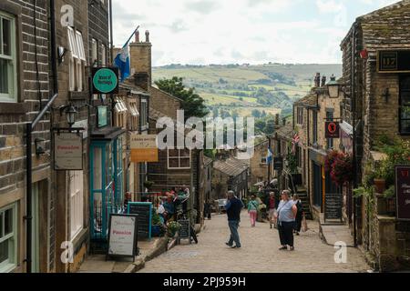 Haworth, West Yorkshire, Großbritannien. Ein Blick auf die Main Street in Haworth, eine beliebte Attraktion für Besucher. Stockfoto