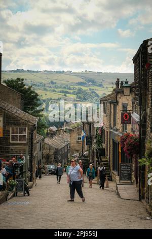 Haworth, West Yorkshire, Großbritannien. Ein Blick auf die Main Street in Haworth, eine beliebte Attraktion für Besucher. Stockfoto