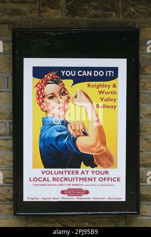 Haworth Station, West Yorkshire, Großbritannien. Poster „You Can Do IT“ an der Haworth Station der Keighley & Worth Valley Railway. Stockfoto