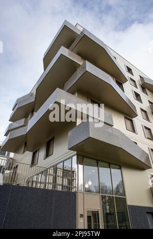 Fassade eines modernen Apartmentgebäudes mit Balkonen Stockfoto