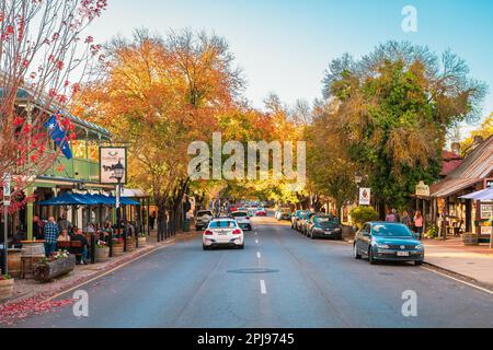 Adelaide Hills, South Australia - 24. April 2021: Hahndorf Blick auf die Hauptstraße mit Menschen, die während der Herbstsaison an Sonnen entlang der Geschäfte und Cafés laufen Stockfoto