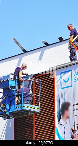 Arbeiter auf dem Gesims eines Gebäudes in Barcelona, Katalonien, Spanien, Europa Stockfoto