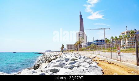 Strand Sant Adriá del Besós mit drei Schornsteinen im Hintergrund, Barcelona, Katalonien, Spanien, Europa Stockfoto