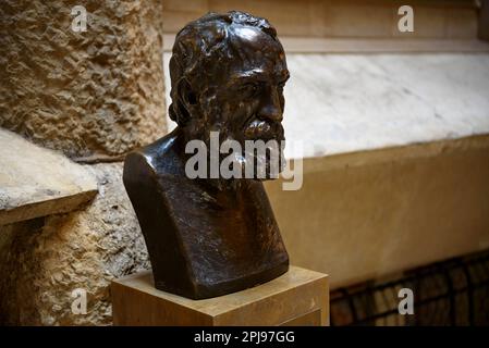 Büstenskulptur des Architekten Antoni Gaudí im Innenhof von La Pedrera - Casa Milà (Barcelona, Katalonien, Spanien) ESP: Escultura busto de Gaudí Stockfoto