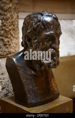 Büstenskulptur des Architekten Antoni Gaudí im Innenhof von La Pedrera - Casa Milà (Barcelona, Katalonien, Spanien) ESP: Escultura busto de Gaudí Stockfoto