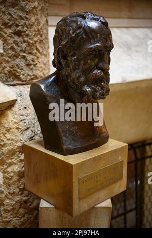 Büstenskulptur des Architekten Antoni Gaudí im Innenhof von La Pedrera - Casa Milà (Barcelona, Katalonien, Spanien) ESP: Escultura busto de Gaudí Stockfoto