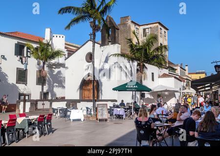 FUNCHAL, PORTUGAL - 20. AUGUST 2021: Dies ist ein kleiner Platz in der Nähe der mittelalterlichen Kapelle (Capela do Corpo Santo) im alten Küstengebiet der Stadt (Zona Stockfoto