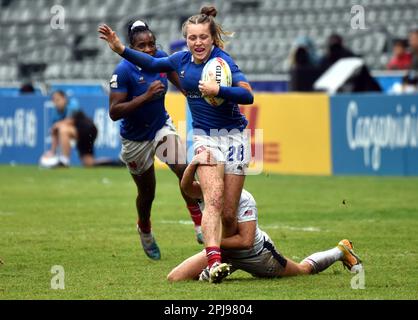 Hongkong. 1. April 2023. Lili Dezou (C) aus Frankreich tritt am 1. April 2023 bei der World Rugby Sevens Series 2023 im südchinesischen Hongkong beim Frauenpool C-Spiel zwischen den USA und Frankreich gegeneinander an. Kredit: Lo Ping Fai/Xinhua/Alamy Live News Stockfoto