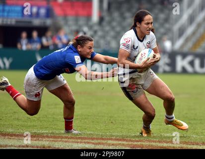 Hongkong. 1. April 2023. Valentine Lothoz (L) aus Frankreich spielt mit Alex Sedrick aus den Vereinigten Staaten während des Frauenpool C-Spiels bei der World Rugby Sevens Series 2023 in Südchina in Hongkong am 1. April 2023. Kredit: Lo Ping Fai/Xinhua/Alamy Live News Stockfoto