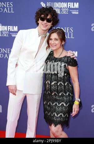 Timothée Chalamet und Mutter Nicole Flender besuchen die Premiere „Bones and All“ in der Royal Festival Hall in London. Stockfoto