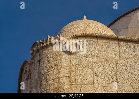 Detail der oberen Garnitur der Fassade von La Pedrera - Casa Milà (Barcelona, Katalonien, Spanien) ESP: Detalle del remate Superior de la fachada Stockfoto