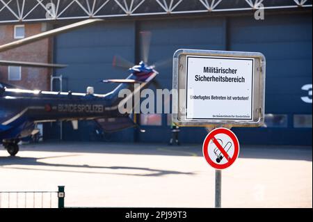 24. März 2023, Schleswig-Holstein, Helgoland: „Militärsicherheitsbereich“ ist auf einem Schild am Hubschrauberlandeplatz auf der Insel Helgoland angegeben. Foto: Jonas Walzberg/dpa Stockfoto