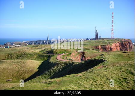 24. März 2023, Schleswig-Holstein, Helgoland: Wanderer gehen auf einem Pfad auf der Insel Helgoland. Foto: Jonas Walzberg/dpa Stockfoto