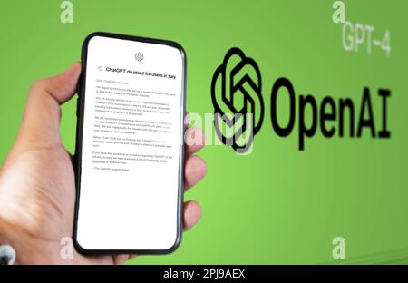 Rom, IT, 31. März 2023: Eine Hand, die ein Mobiltelefon hält, mit einer Warnmeldung über den Block des Chat-GPT in Italien durch die Garante aus Datenschutzgründen. ICH Stockfoto