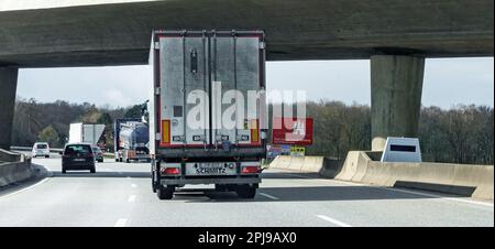 Hamburg, Deutschland. 28. März 2023. An der Kreuzung Hamburg-Ost am Rande der Autobahn A1 steht ein mobiler Flash-Anhänger des Typs „Enforcement Trailer“ unter einer Brücke. Kredit: Markus Scholz/dpa/Picture Alliance/dpa | Markus Scholz/dpa/Alamy Live News Stockfoto