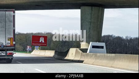 Hamburg, Deutschland. 28. März 2023. An der Kreuzung Hamburg-Ost am Rande der Autobahn A1 steht ein mobiler Flash-Anhänger des Typs „Enforcement Trailer“ unter einer Brücke. Kredit: Markus Scholz/dpa/Picture Alliance/dpa | Markus Scholz/dpa/Alamy Live News Stockfoto