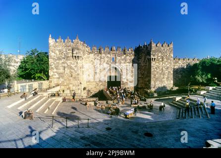 STRAßE STADTMAUERN SZENE DAMASKUS TOR ALTE JERUSALEM ISRAEL Stockfoto