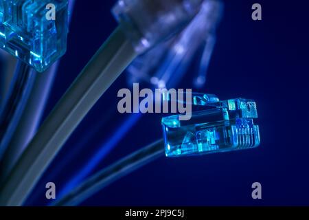 SPITZEN VON TELEKOMMUNIKATIONS-COMPUTERKABELN Stockfoto