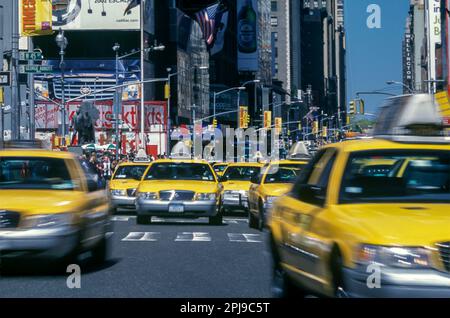 2001 HISTORISCHE GELBE TAXIS („FORD MOTOR CO 1998“) TIMES SQUARE MANHATTAN NEW YORK CITY USA Stockfoto