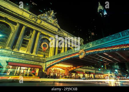 WEIHNACHTSBELEUCHTUNG PERSHING BRIDGE GRAND CENTRAL TERMINAL („WARREN & WETMORE“ 1913) 40 ZWEITE STRASSE MANHATTAN NEW YORK CITY USA Stockfoto