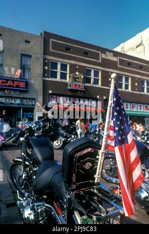 US-FLAGGE AUF GEPARKTEM HARLEY DAVIDSON MOTORRAD („HARLEY DAVIDSON MOTOR CO 2000“) BEALE STREET MEMPHIS TENNESSEE USA Stockfoto