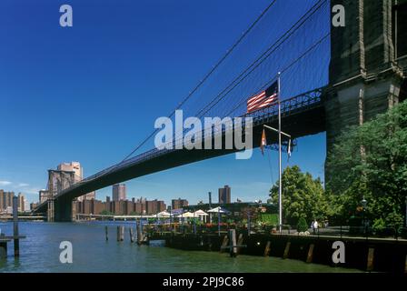 2005 HISTORISCHE RIVER CAFE BROOKLYN BRIDGE (©J & W ROEBLING 1876) EAST RIVER MANHATTAN NEW YORK CITY USA Stockfoto
