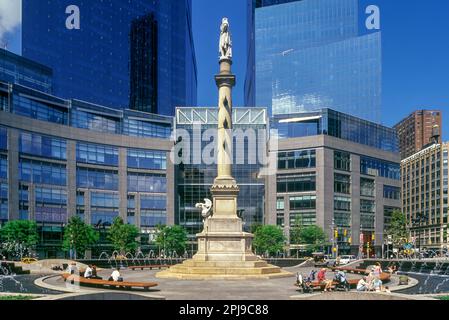 2005 HISTORISCHER BRUNNEN COLUMBUS MONUMENT („GAETANO RUSSO 1892“) TIME WARNER CENTER TOWERS („DAVID CHILDS 2003“) COLUMBUS CIRCLE NEW YORK CITY USA Stockfoto