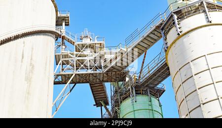 Zementfabrik in Vallcarca, El Garraf, Barcelona, Katalonien, Spanien, Europa Stockfoto