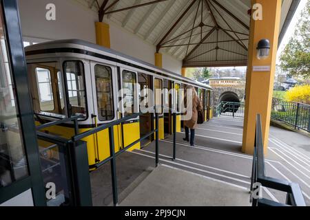 Dresden, Deutschland. 01. April 2023. Eine Frau steigt in die Seilbahn an der oberen Station. Nach der Frühjahrsüberholung sind diese wieder im normalen öffentlichen Nahverkehr zwischen dem Körnerplatz und dem Weißen Hirsch verfügbar. Kredit: Daniel Schäfer/dpa/Alamy Live News Stockfoto
