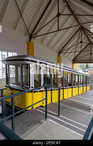 Dresden, Deutschland. 01. April 2023. Am oberen Bahnhof fährt eine der beiden Dresdner Standseilbahnen in Richtung Körnerplatz ab. Diese mobilen Denkmäler sind ein einzigartiger Schatz der Dresdner Verkehrsbetriebe AG und bekannt für ihre Fans. Kredit: Daniel Schäfer/dpa/Alamy Live News Stockfoto