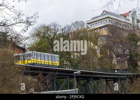 Dresden, Deutschland. 01. April 2023. Die beiden Dresdner Standseilbahnen treffen sich an der Linie. Diese werden nach der Frühjahrsüberholung wieder in den normalen öffentlichen Verkehr zwischen Körnerplatz und Weißer Hirsch zurückgeführt. Kredit: Daniel Schäfer/dpa/Alamy Live News Stockfoto