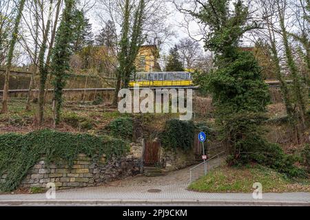 Dresden, Deutschland. 01. April 2023. Nach der Frühjahrsüberholung ist die Dresdner Standseilbahn wieder in den normalen öffentlichen Verkehr zwischen dem Körnerplatz und dem Weißen Hirsch zurückgekehrt. Diese mobilen Denkmäler sind ein einzigartiger Schatz der Dresdner Verkehrsbetriebe AG und bekannt für ihre Fans. Kredit: Daniel Schäfer/dpa/Alamy Live News Stockfoto