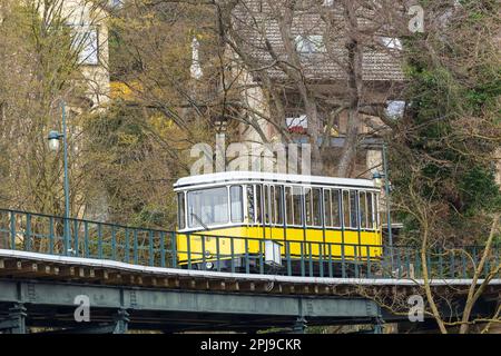 Dresden, Deutschland. 01. April 2023. Nach der Frühjahrsüberholung ist die Dresdner Standseilbahn wieder in den normalen öffentlichen Verkehr zwischen dem Körnerplatz und dem Weißen Hirsch zurückgekehrt. Diese mobilen Denkmäler sind ein einzigartiger Schatz der Dresdner Verkehrsbetriebe AG und bekannt für ihre Fans. Kredit: Daniel Schäfer/dpa/Alamy Live News Stockfoto