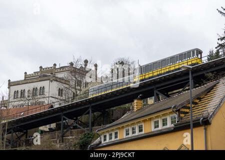 Dresden, Deutschland. 01. April 2023. Die beiden Dresdner Standseilbahnen treffen sich an der Linie. Diese werden nach der Frühjahrsüberholung wieder in den normalen öffentlichen Verkehr zwischen Körnerplatz und Weißer Hirsch zurückgeführt. Kredit: Daniel Schäfer/dpa/Alamy Live News Stockfoto
