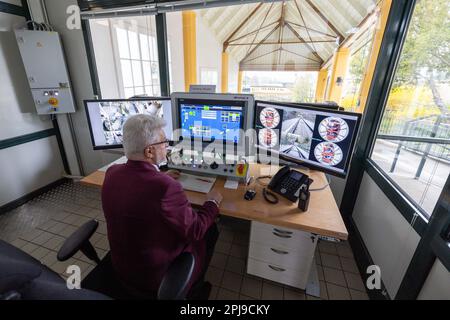 Dresden, Deutschland. 01. April 2023. Ein Dispatcher sitzt an seinem Arbeitsplatz an der oberen Station der Dresdner Standseilbahn. Nach einer Frühjahrsüberholung ist die Standseilbahn wieder in den normalen öffentlichen Verkehr zwischen dem Körnerplatz und dem Weißen Hirsch. Kredit: Daniel Schäfer/dpa/Alamy Live News Stockfoto
