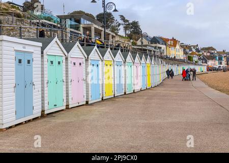 Bunt bemalte Strandhütten in Lyme Regis, Dorset Stockfoto