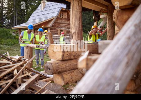 Junge Bauarbeiter arbeiten zusammen; Renovierungskonzept Stockfoto