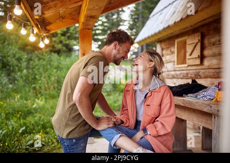 Ein reizendes Paar, das ein romantisches Wochenende zusammen in einem Berghaus verbringt Stockfoto