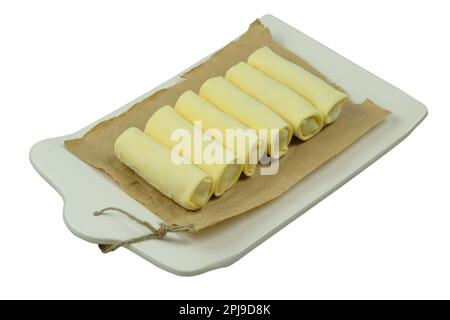 Herstellung hausgemachter Pfannkuchen mit Füllung. Bereit zum Kochen. Gefrorene Pfannkuchen mit Füllung. Stockfoto