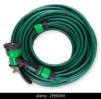 Gartenschlauchrohr mit Sprühpistole, grün, Draufsicht isoliert auf weißem Hintergrund mit Clipping-Pfad Stockfoto