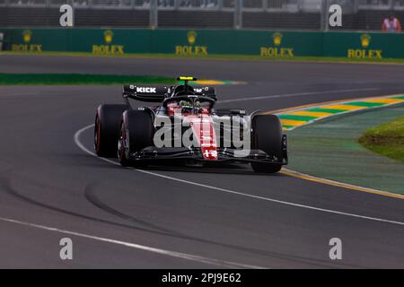 Melbourne, Australien. 01. April 2023. 1. April 2023: Melbourne Grand Prix Circuit, Melbourne, Victoria, Australien: Australian Formula 1 Grand Prix: Qualifikation: Alfa Romeo Fahrer Guanyu Zhou Nummer 24 während der Qualifizierung für die australische Formel 1 Gutschrift: Action Plus Sports Images/Alamy Live News Stockfoto