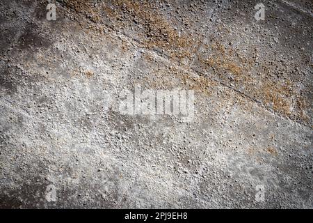 Nahaufnahme der salzbedeckten Struktur des Gehwegs. Städtische Umwelt und Sicherheit. Salz auf eiskaltem Pflaster in der Stadt. Stockfoto