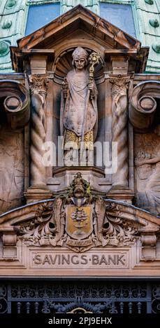 Sir George Framptons Statue von St. Mungo auf der alten Savings Bank, Ingram Street Stockfoto