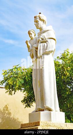 Skulptur des Heiligen Antonius in einem Garten in Altafulla, Katalonien, Spanien, Europa Stockfoto