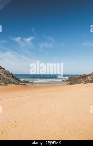 Machen Sie einen Spaziergang entlang des Atlantischen Ozeans am Strand Praia da Ilha do Pessegueiro in der Nähe von Porto Covo, westliches Portugal. Treppen über Rota Vicentina. Stockfoto