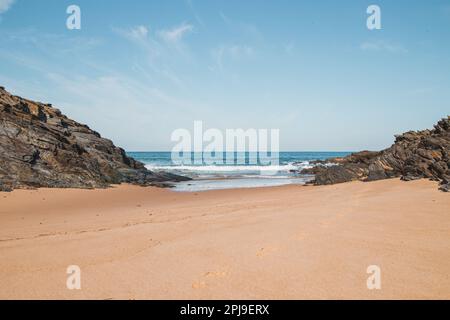 Machen Sie einen Spaziergang entlang des Atlantischen Ozeans am Strand Praia da Ilha do Pessegueiro in der Nähe von Porto Covo, westliches Portugal. Treppen über Rota Vicentina. Stockfoto